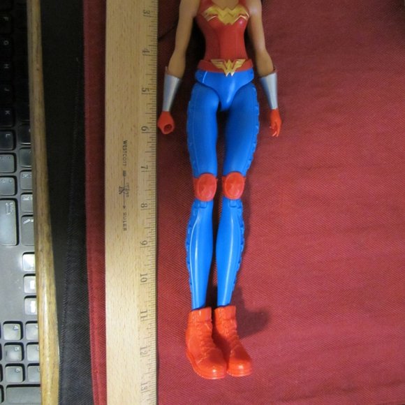 DC 2015 Posable Wonder Woman Doll - Picture 5 of 6
